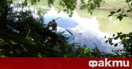 Кола падна в градския участък на река Тунджа в Ямбол