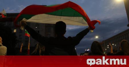 Демонстрантите се събраха на площада пред сградата на президентството Те