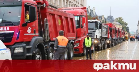 Пътните строители, които блокираха центъра на София с тежки машини,