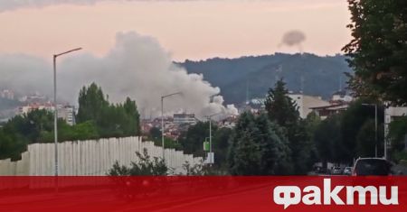 Голям пожар гори в центъра на Благоевград съобщи радио Фокус