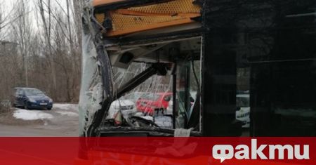 Катастрофа между автобус на градския транспорт камион и лек автомобил