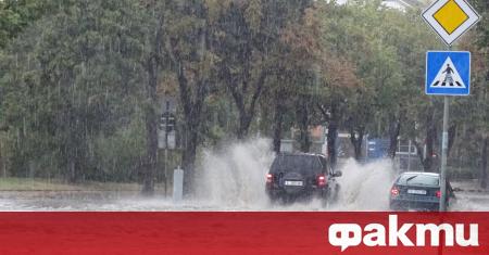 Едночасов пороен дъжд в Благоевград наводни бул. „Димитър Солунски” в
