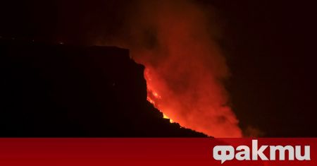 Лавата от изригналия на канарския остров Ла Палма вулкан Кумбре