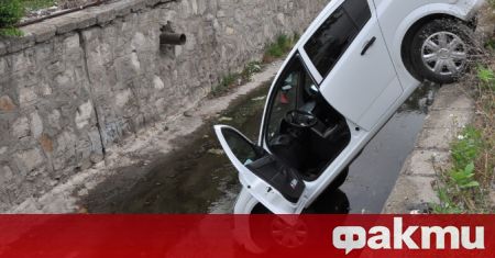 Лек автомобил Opel с хасковска регистрация е паднал по таван