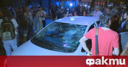 Автомобил, управляван от жена, се опита да премине през протестиращите