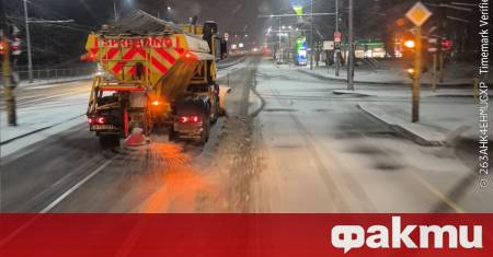 Във връзка със снеговалежите в София през тази нощ са