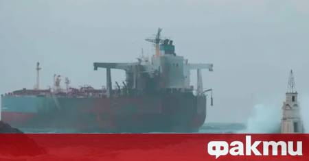 Трима души от десетчленния екипаж на заседналия край Ахтопол танкер