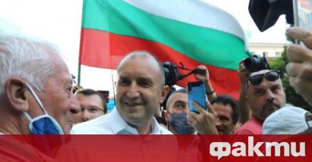 Президентът Румен Радев и вицепрезидентът Илияна Йотова излязоха сред протестиращите