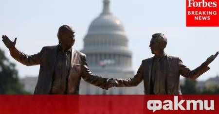 Бронзовата статуя на американския президент Доналд Тръмп държащ се за