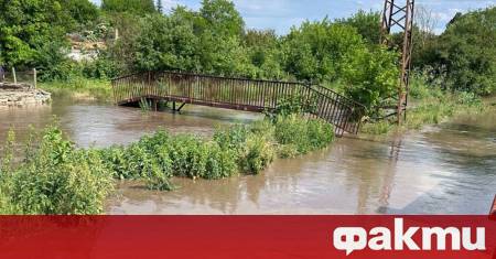 Силни валежи предизвикаха наводнение в няколко къщи във варненското село