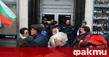 Граждани протестираха пред сградата в която заседава Комисията за енергийно