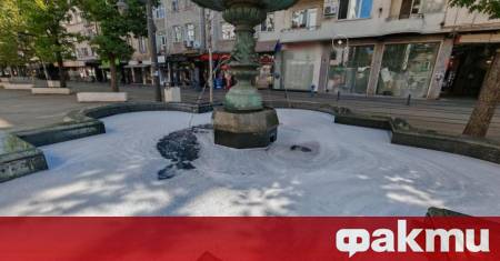 Фонтанът на площад Славейков в София осъмна пълен с бяла