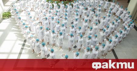 Китайски медицински сестри трогнаха света с церемония по случай Международния