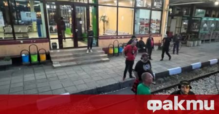 Вандалски прояви на феновете на Локомотив София блокираха бързия влак