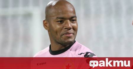 Алжирският страж Райс Мболи познат на родните фенове с изявите