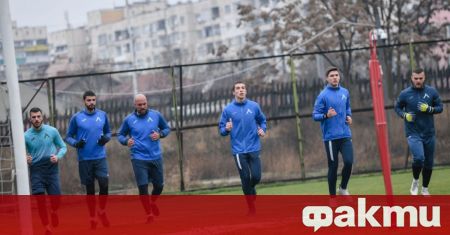 Фиорентина няма намерение да купи вратаря на Левски Иван Андонов