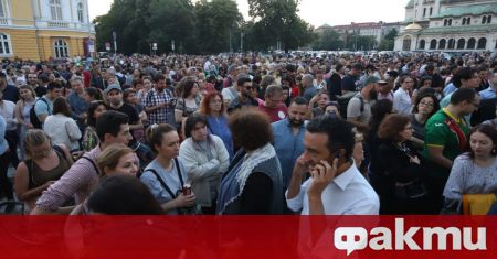 Два различни протеста се провеждат пред Народното събрание при откриването