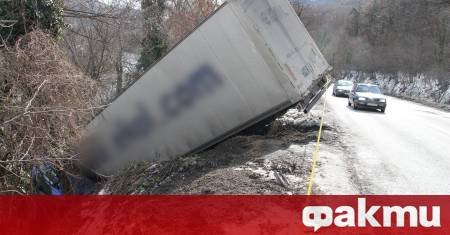 Шофьор на камион загина след като падна в дере съобщиха