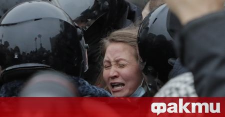Доста необичайна гледка за днешна Русия петербургски полицай се извинява