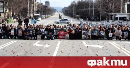 Близки на загинали при катастрофи затвориха за кратко кръстовището на