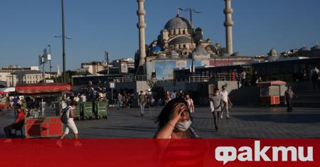 Маските стават задължителни в Турция на всички места с изключение