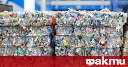 Пластмасовите отпадъци често се изхвърлят в природата попадат в почвата