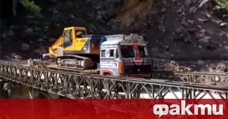 Камион превозващ екскаватор срути мост в северната част на Индия