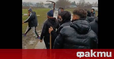 Запалени гуми и стотици хора въоръжени с бухалки брадви и