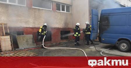 Склад пламна в ранния следобед в източната индустриална зона на