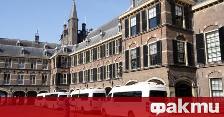 Нидерландската полиция отцепи района около парламента в Хага съобщи Ди