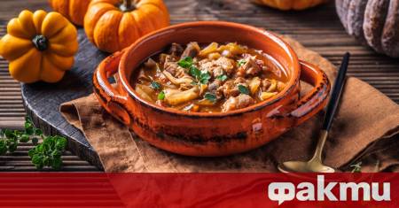 Необходими продукти 800 г свински врат 1 глава лук 1