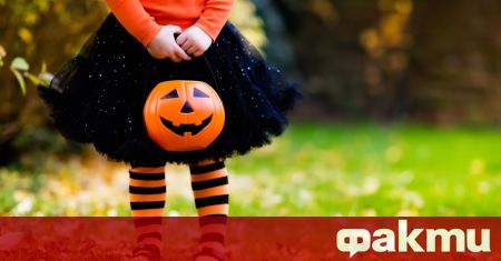 Снимка на дете в София, облечено като Смъртта за Хелоуин,
