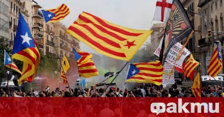 Няколко хиляди протестиращи посрещнаха испанският крал и премиер в Каталуния,