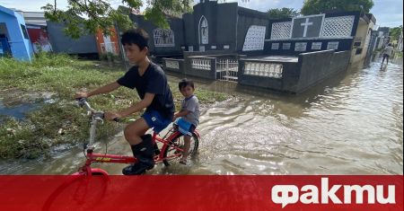 Най-малко 101 души са загинали при мощната тропическа буря, която
