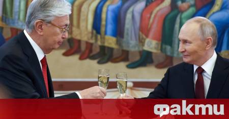 Държавният глава Касим Жомарт Токаев разговаря по телефона с руския