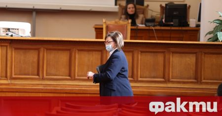 Министърът на икономиката Корнелия Нинова докладва пред парламента в отговор
