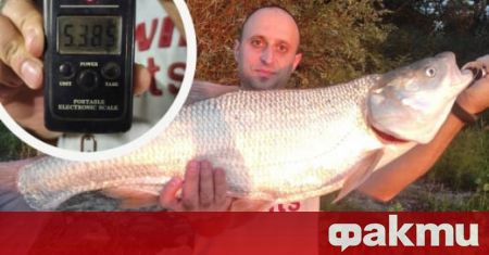 Начинаещ риболовец хвана трофеен распер в река Дунав край русенското