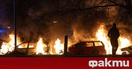Подпалени коли полицаи атакувани с камъни и запалителни устройства