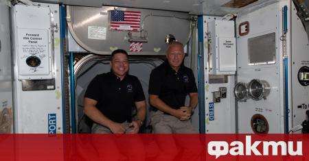 Космическият кораб Дракон на частната компания SpaceX с двама астронавти