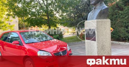 Жена се блъсна в бюст паметник на Васил Левски Катастрофата стана