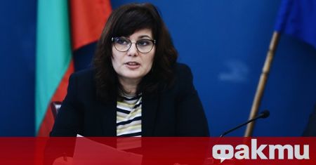 Министърът на здравеопазването проф Асена Сербезова честити в профила си