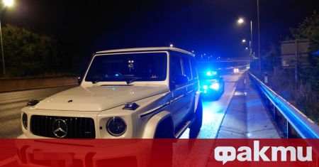 Миналата седмица във Великобритания полицията спира жена управляваща бял Mercedes AMG