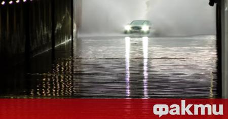 Шофьор на Audi A7 изпълни зрелищно гмуркане в наводнен подлез