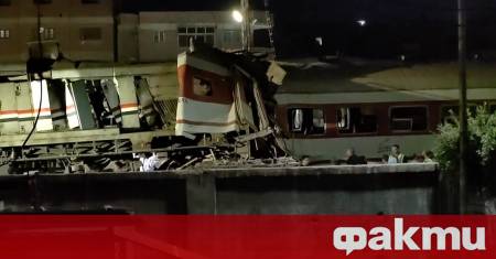 Няколко вагона на пътнически влак са дерайлирали при което трима