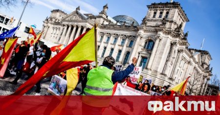 Активисти на природозащитната група Грийнпийс организираха протест в Германия съобщи