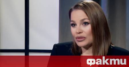 Зад кадифения глас който поколения българи познават и обичат стои