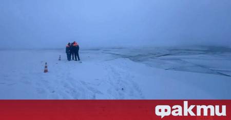 Автомобил Toyota Estima е пропаднал през леда на река Лена