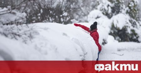 Ниски температури и силни снеговалежи заледиха пътищата в Гърция На