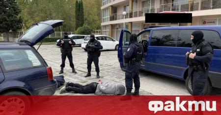 Полицията в Бургас задържа двама души за множество взломни кражби