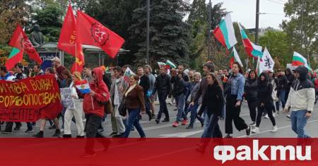 Симпатизанти на Възраждане се събраха на пореден протест с искане